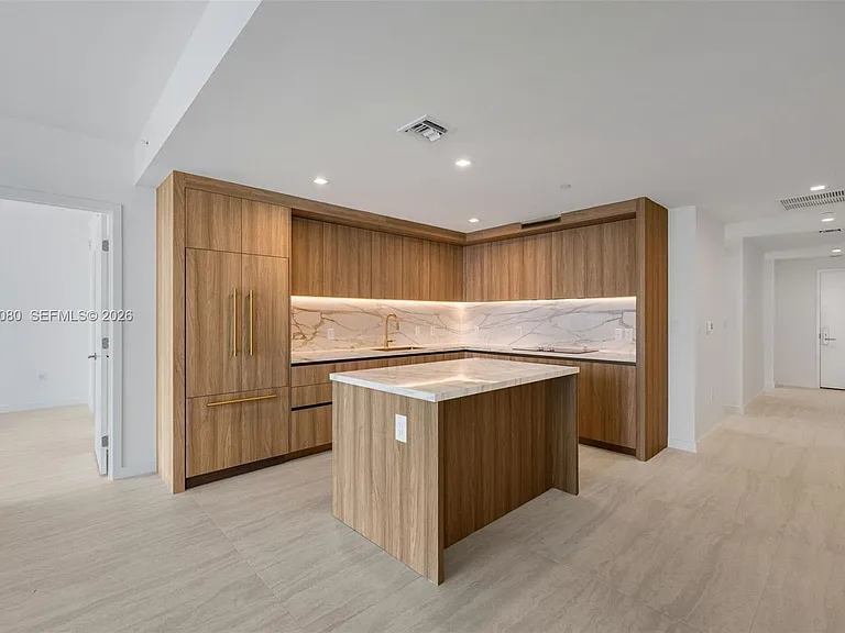 77 SE 5th St #Penthouse 01 — Photo 2