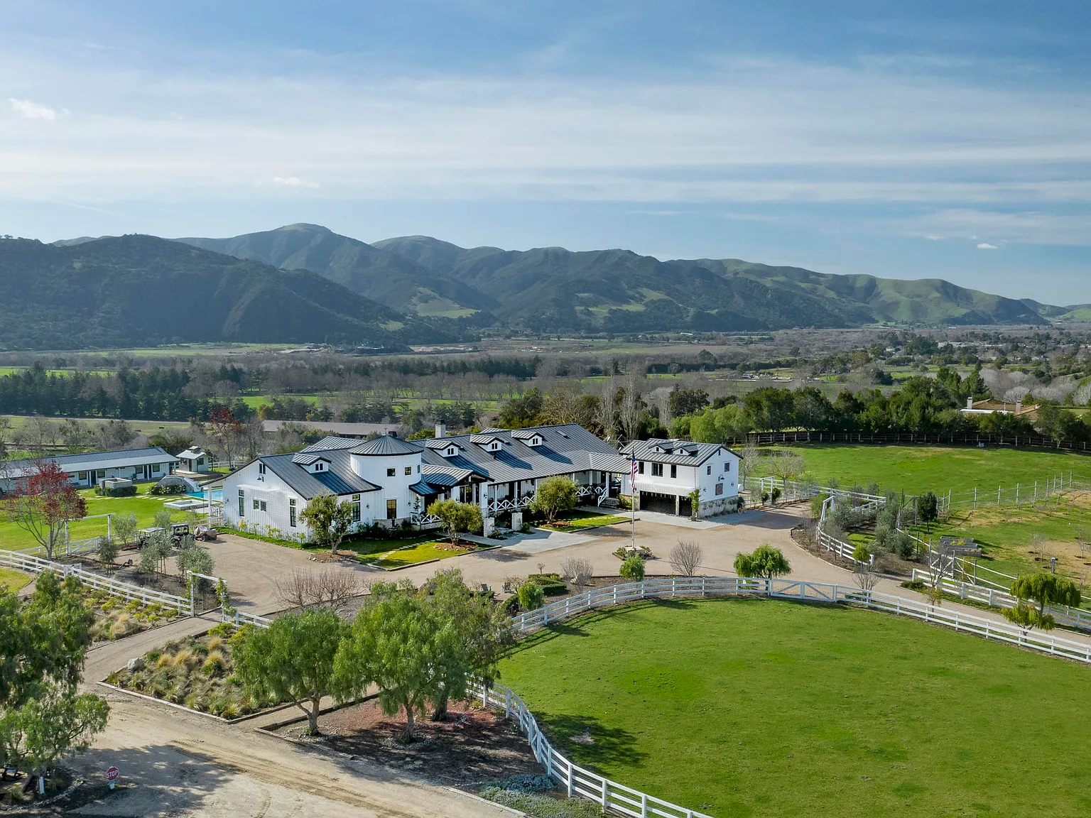 5 bed, 5.5 bath, 6113 sqft, $34,500 — Photo 1