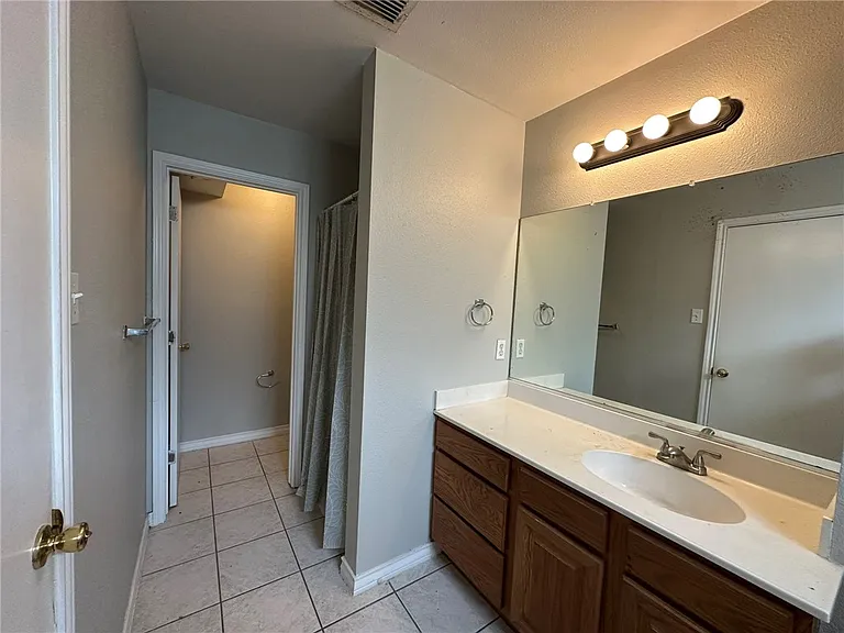 2112 Westwood Dr — Photo 6