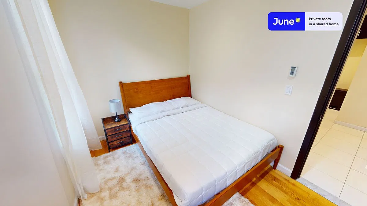 Queen bedroom in 6 bed/3 bath home in Upper West Side #1796 B — Photo 1