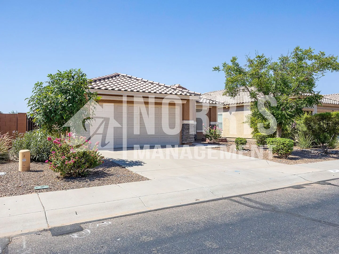 Beautiful Remodeled Home with 3 Rooms — Photo 2