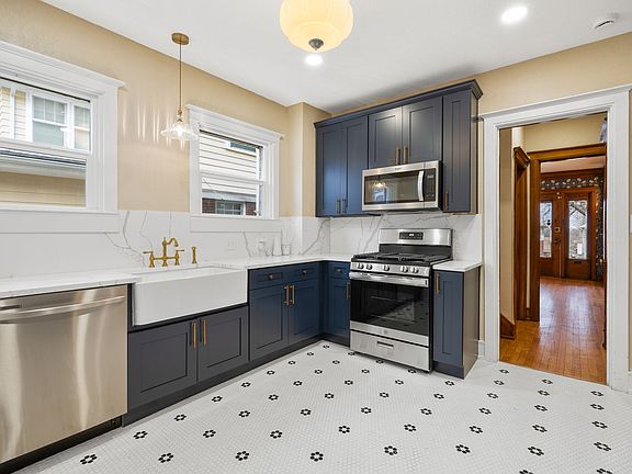5th image of 124 Van Brunt Blvd