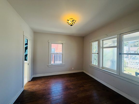 5th image of 320 W 19th St