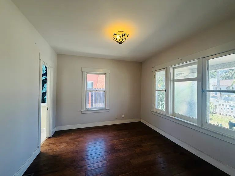 320 W 19th St — Photo 5