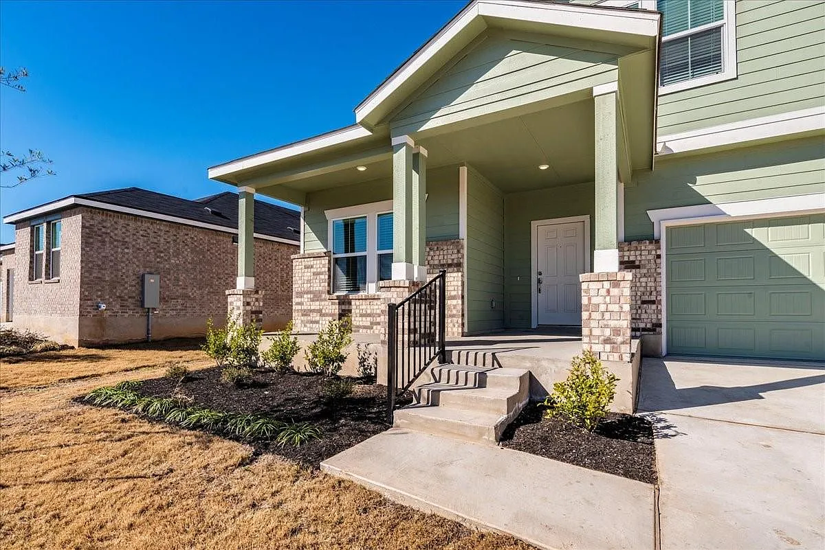 4 bed, 2.5 bath, 2467 sqft, $2,350 — Photo 2