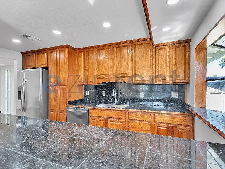 4562 Angeles Ave — Photo 11