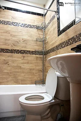 Rented by Batra Group Inc | media 38