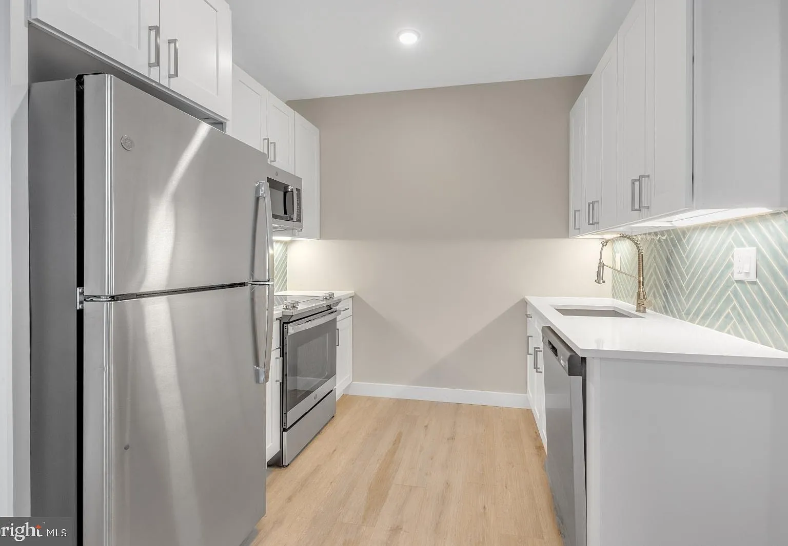 2 bed, 692 sqft, $1,995 — Photo 3