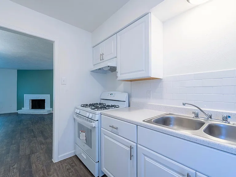 Hillsdale Garden Apartments — Photo 8
