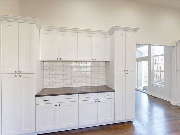 4th image of 7 Camden Ct