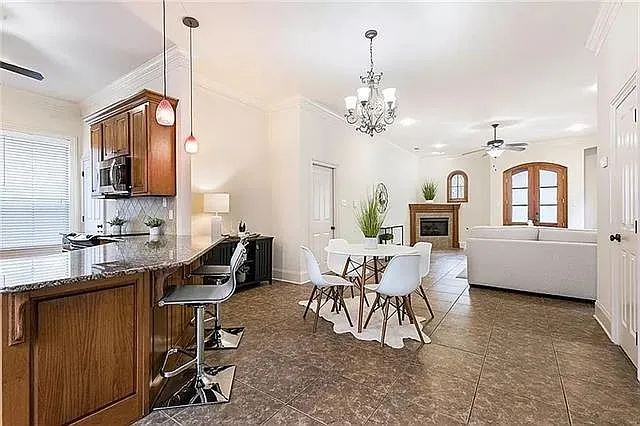 3 bed, 2.5 bath, 2088 sqft, $2,300 — Photo 2