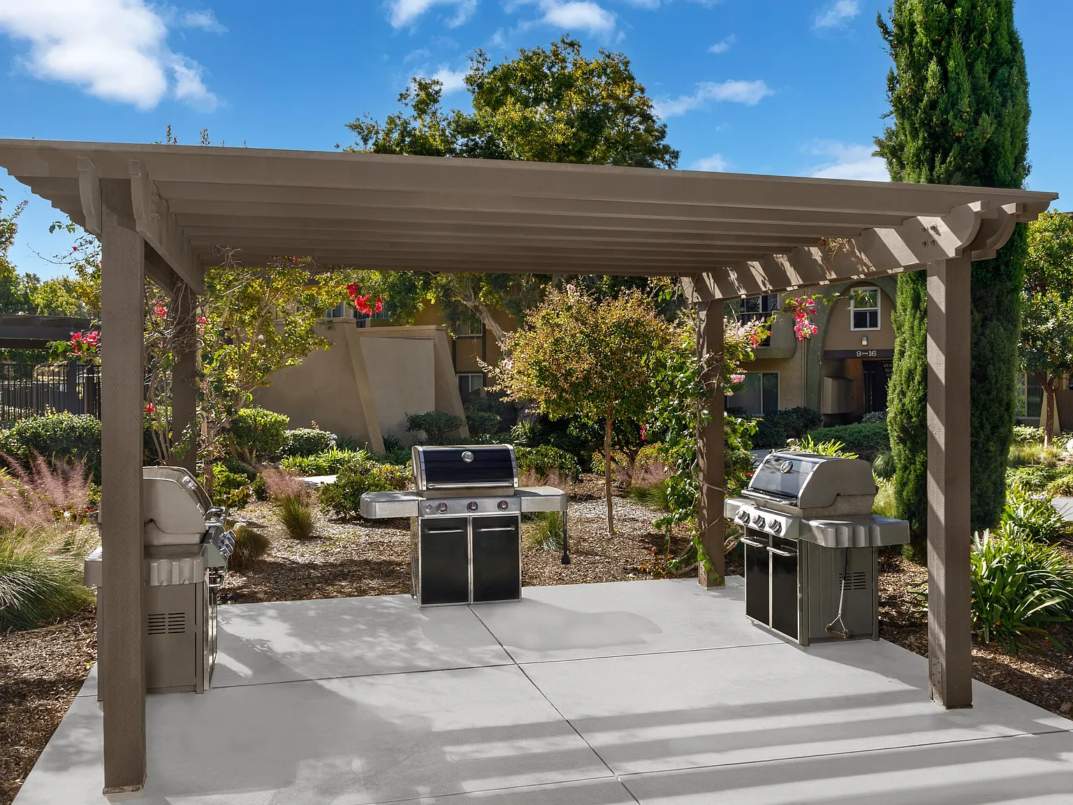 Los Arbolitos Oxnard Apartments — Photo 4