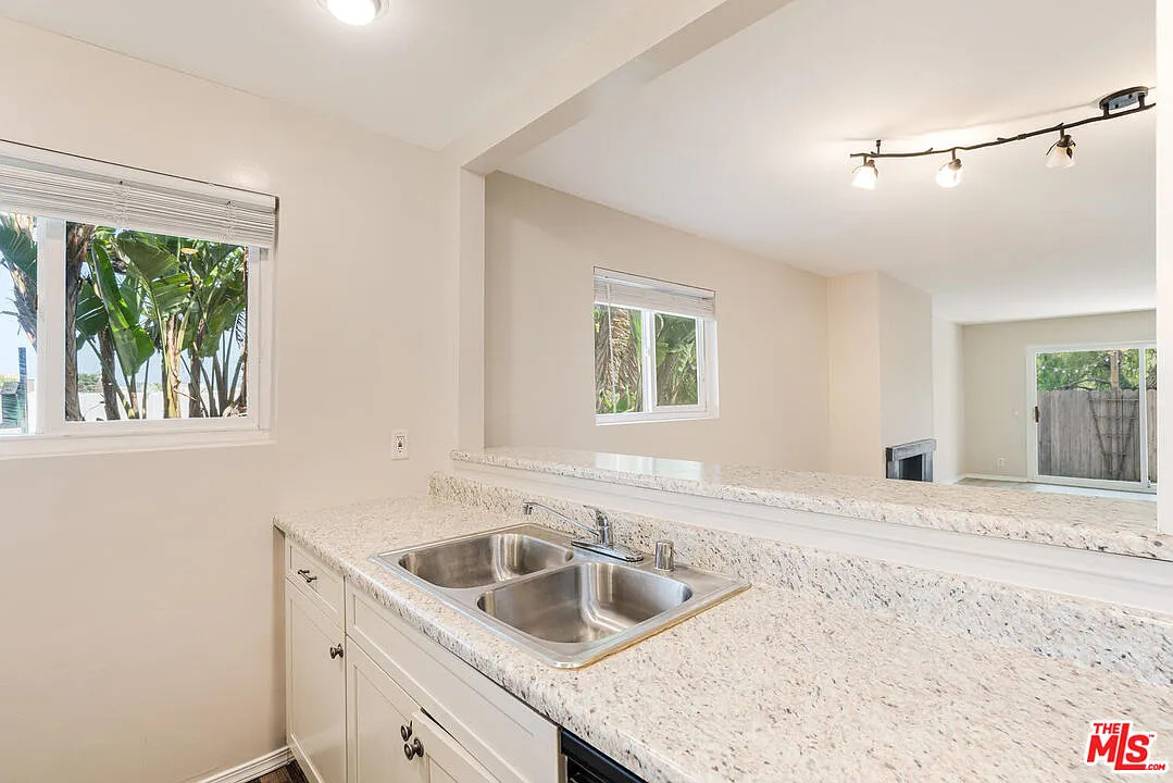 2 bed, 2.0 bath, 1118 sqft, $4,200 — Photo 4