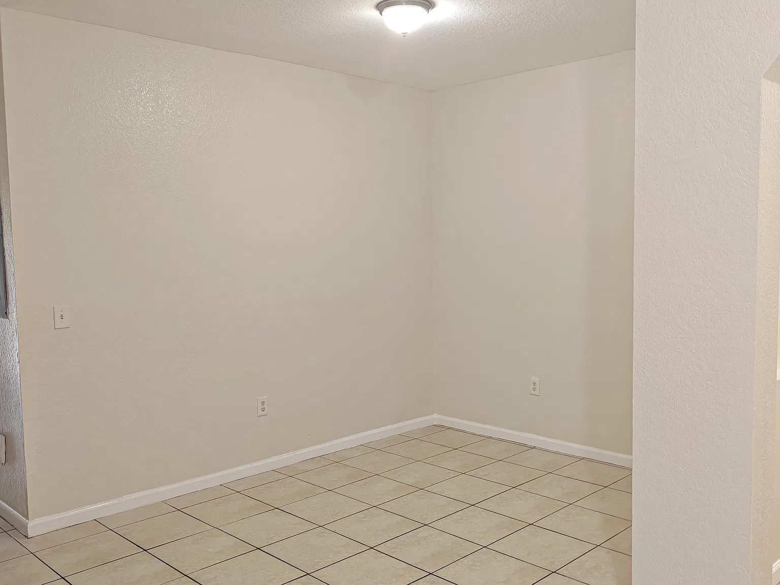 3 bed, 2.5 bath, 1384 sqft, $2,300 — Photo 2