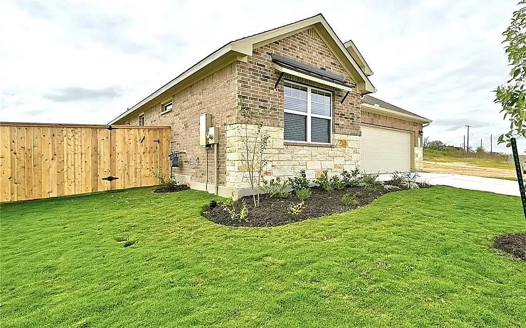 116 Joseph Hawkins Ln — Photo 3