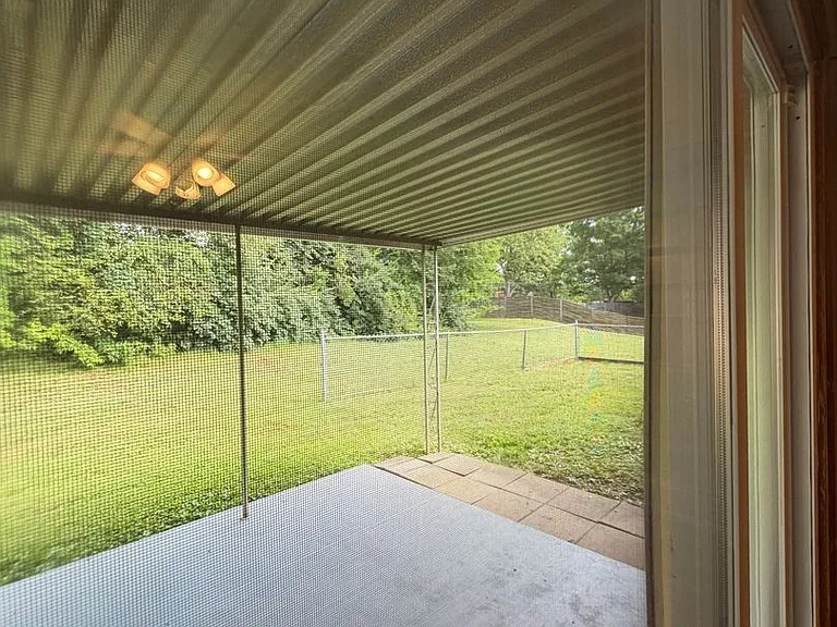 942 Margaret Dr — Photo 43