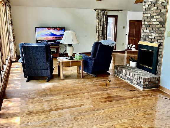 5th image of 102 Foxland Dr