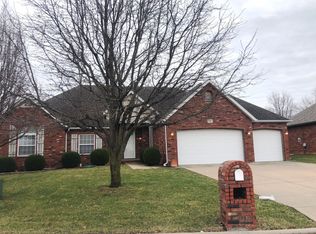 902 Yellowstone St, Nixa, MO 65714