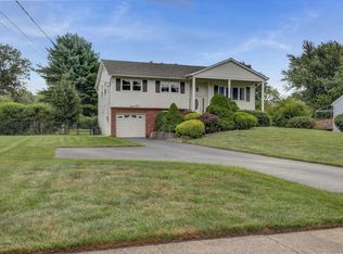 23 Whittier Dr, Manalapan, NJ 07726