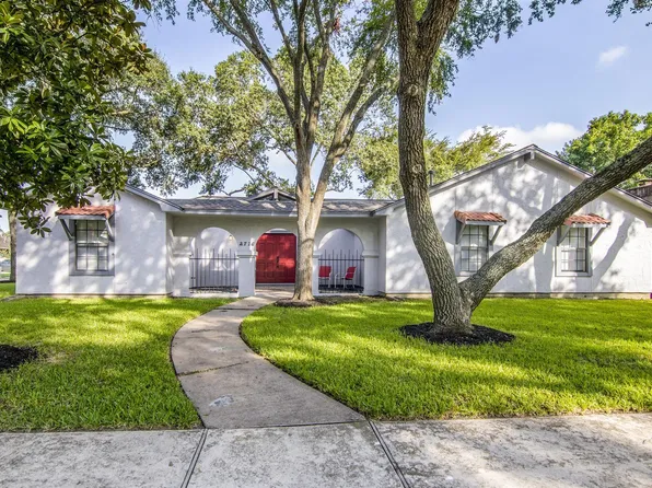 2716 Pine Cone Ln, Pearland, TX 77581