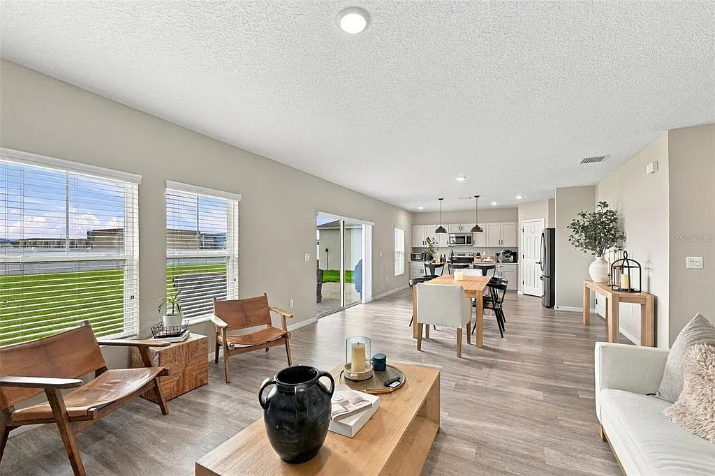 5 bed, 3.0 bath, 2470 sqft, $3,100 — Photo 4