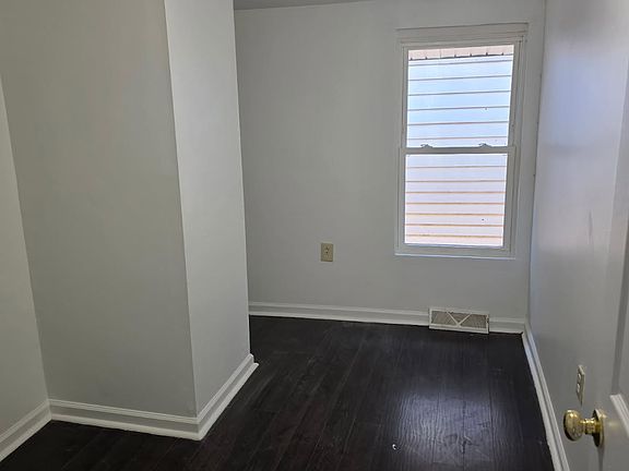 2nd image of 1847 Parkamo Ave