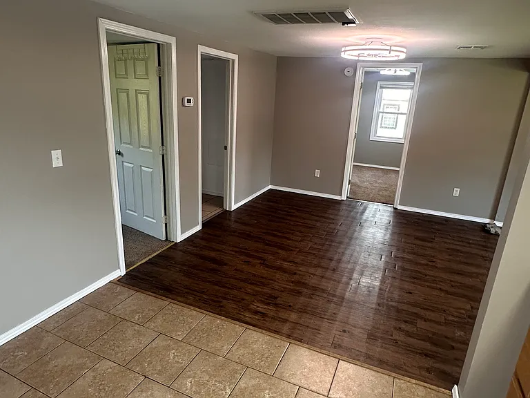 406 W South St — Photo 3