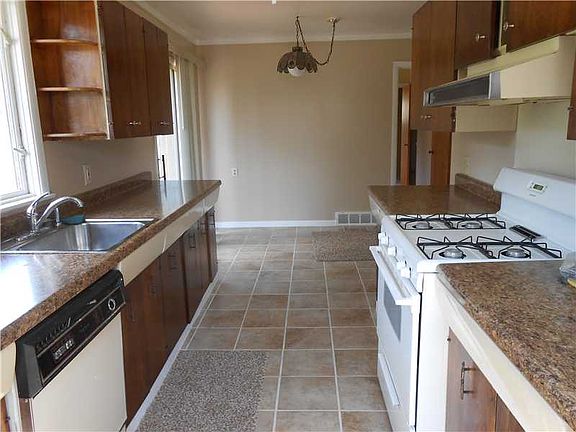 5th image of 2240 Fisher Ave