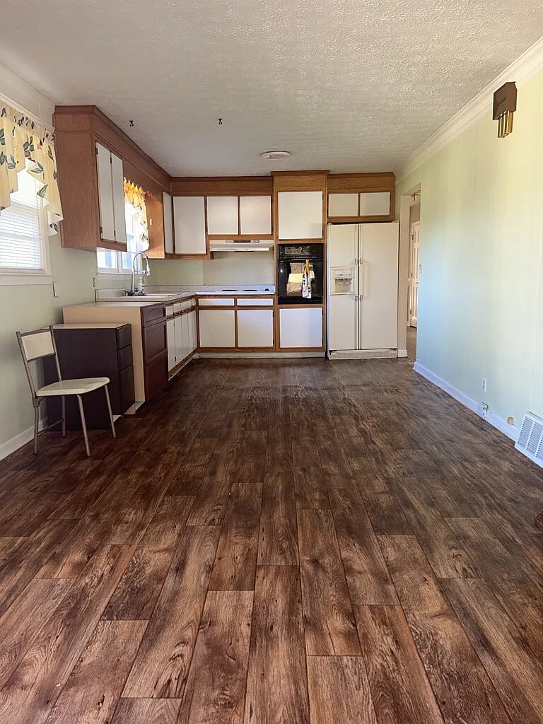 3 bed, 2.0 bath, 1650 sqft, $1,785 — Photo 3
