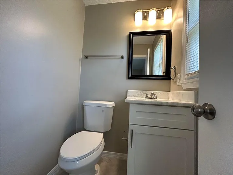 506 Seville Dr — Photo 28