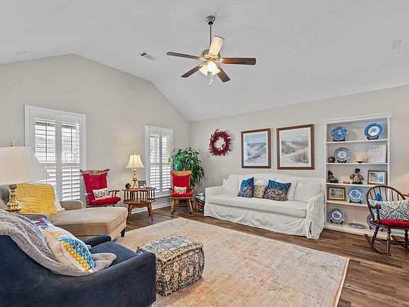 4th image of 157 Dublin Loop