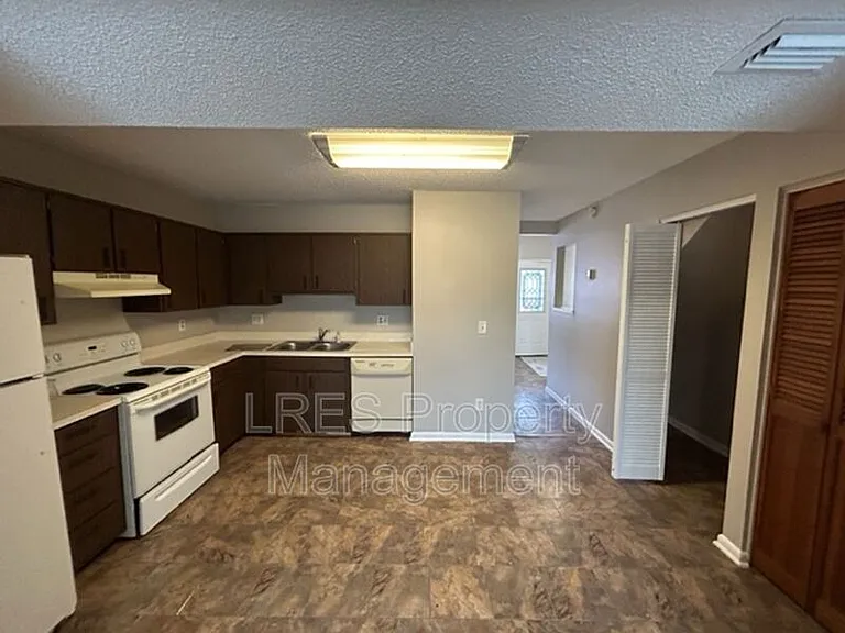 816 W 25th St — Photo 42