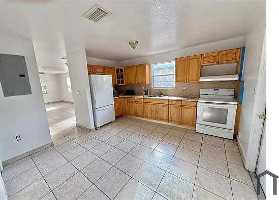 4 bed, 1800 sqft, $3,888 — Photo 3
