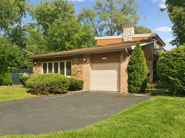 211 Blackhawk Rd, Highland Park, IL 60035
