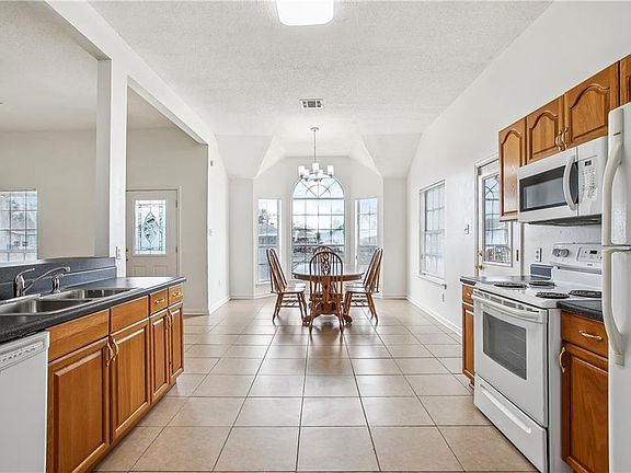4th image of 127 Otto St