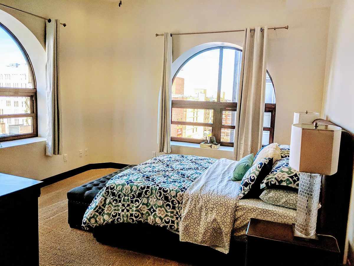 Building Photo - Gallery 1014