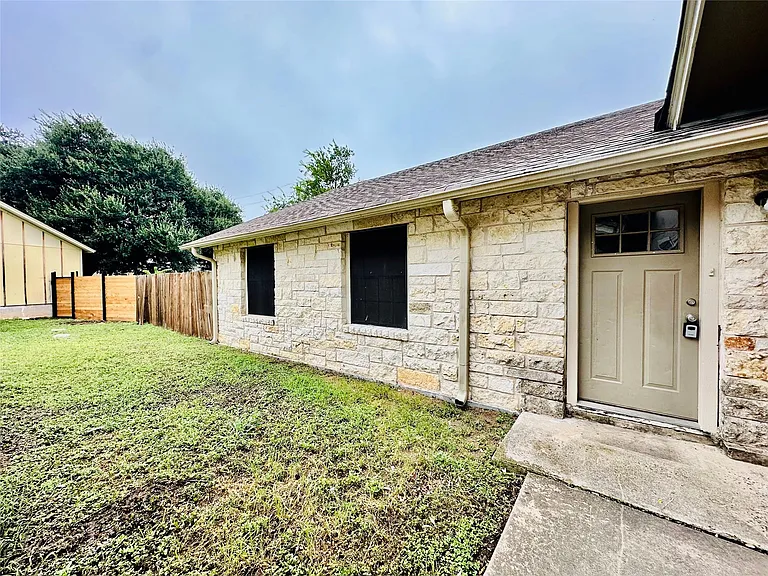 1611 Onion Creek Village Dr #A — Photo 2