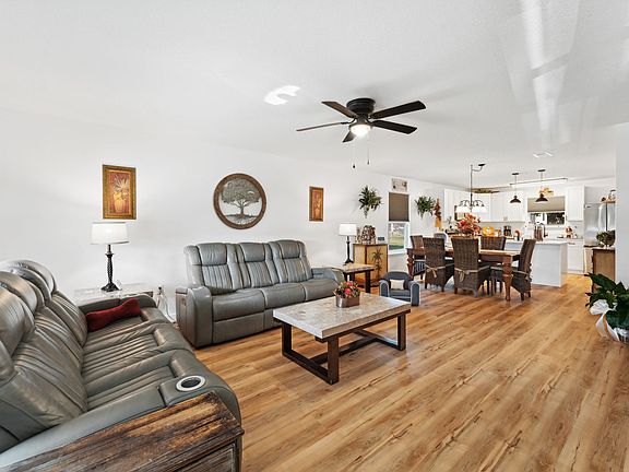 4th image of 526 Camellia Ave