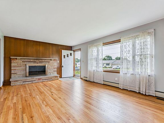 2nd image of 16 Carey Ln