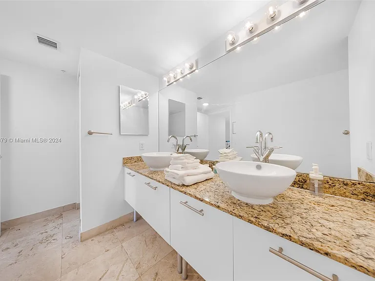 41 SE 5th St #1507 — Photo 10