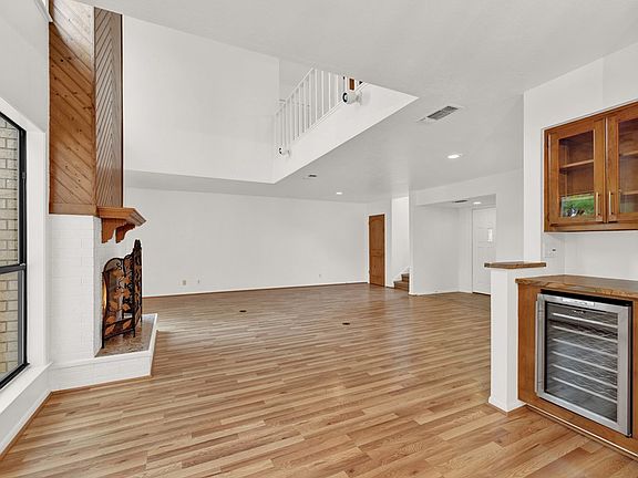 4th image of 463 Summit Cir