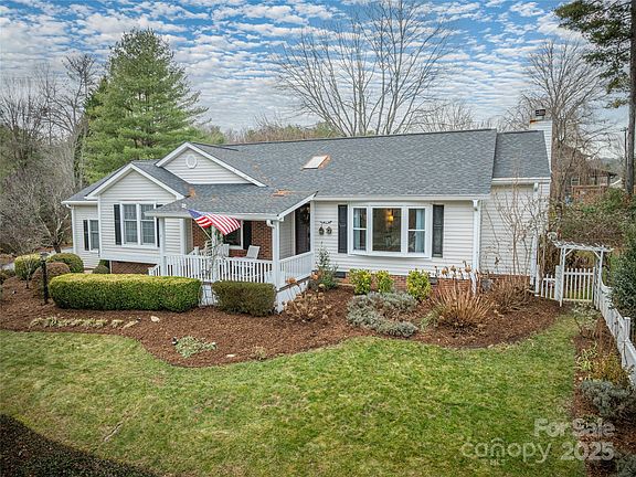 4th image of 5 Old Applewood Ln