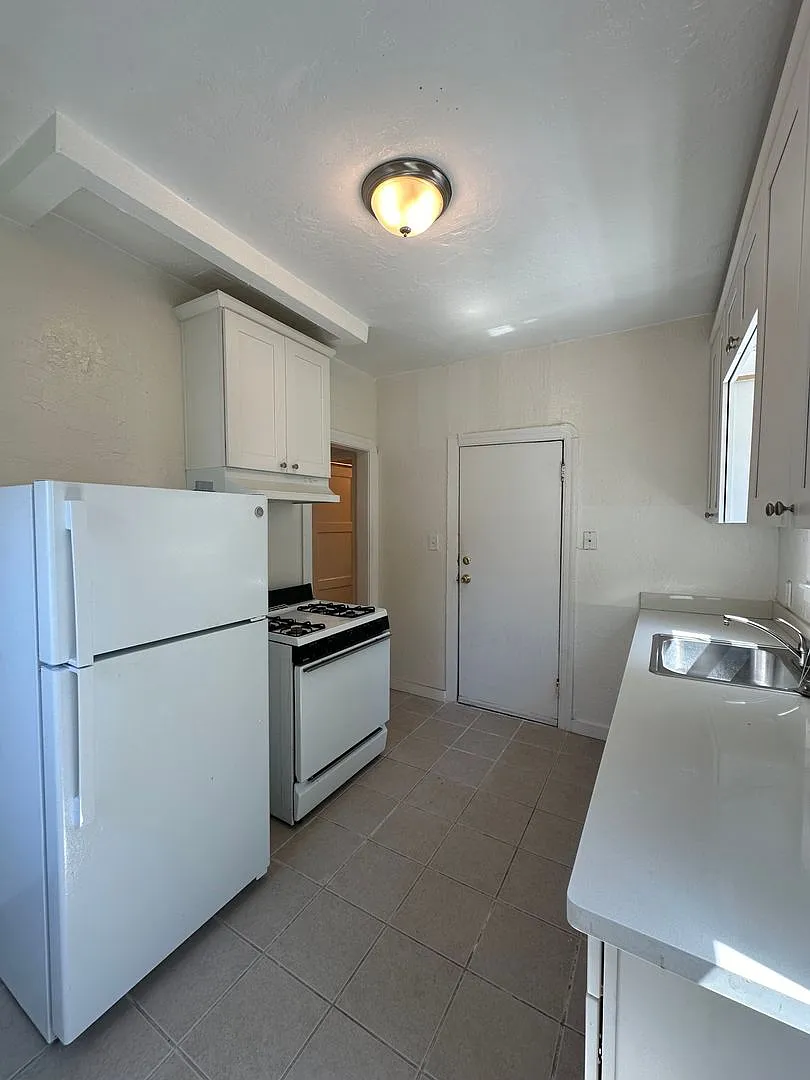 1009 E 22nd St — Photo 2