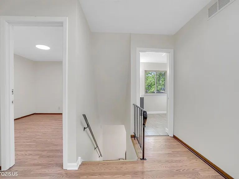1405 Merrimac Ln N — Photo 25