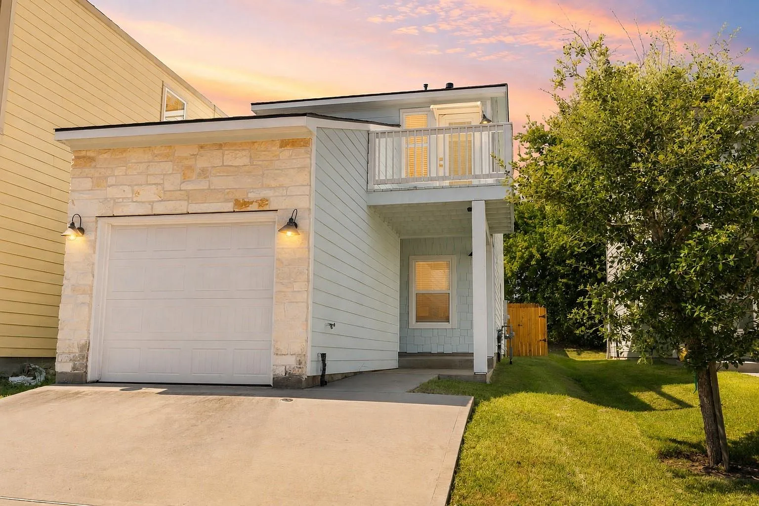2 bed, 1.5 bath, 1190 sqft, $2,000 — Photo 1