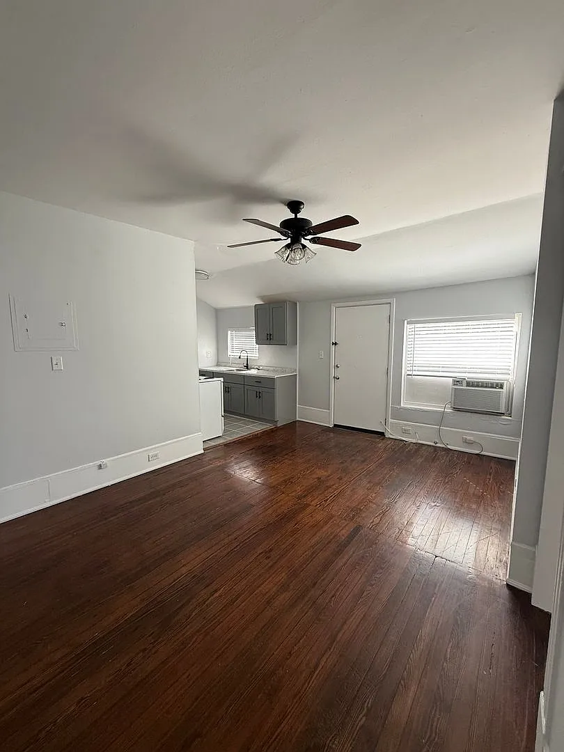 Penthouse Vintage Apartment in Historic Home Near Downtown — Photo 2
