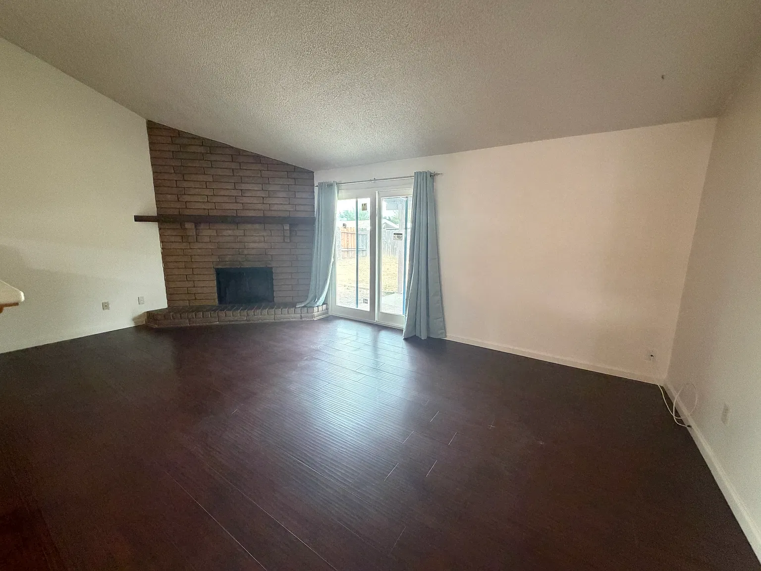 3 bed, 1198 sqft, $2,050 — Photo 3