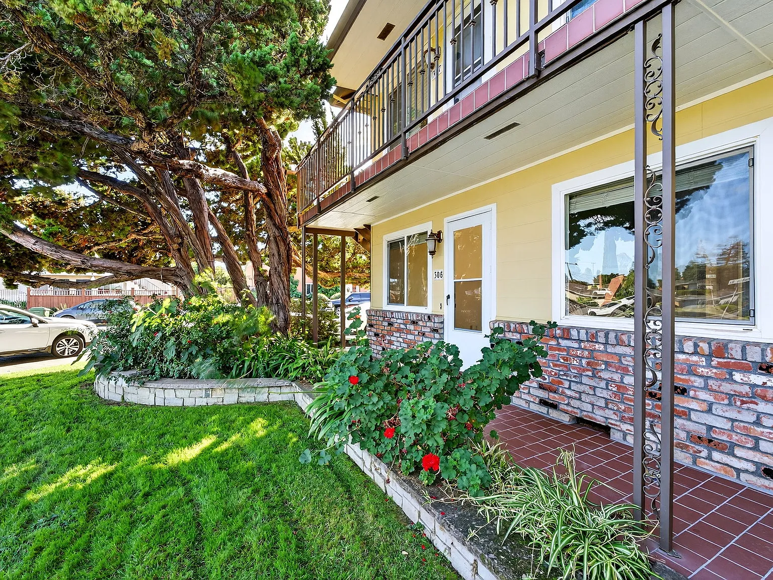 305 Kuehnis Dr — Photo 2