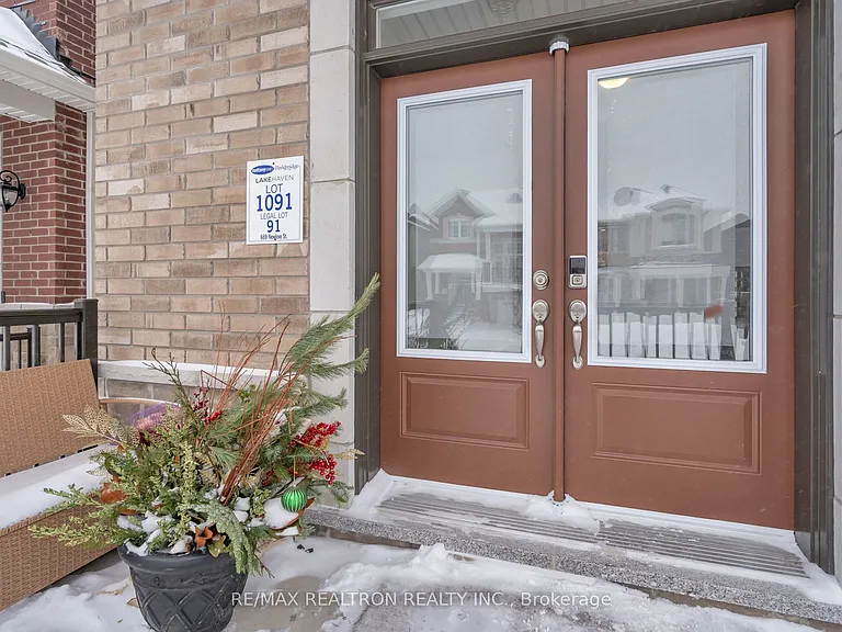 669 Newlove St — Photo 2
