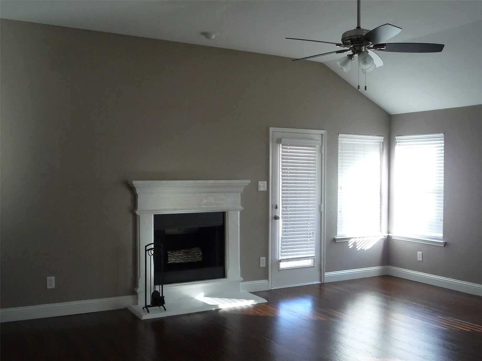 3 bed, 1896 sqft, $1,895 — Photo 3